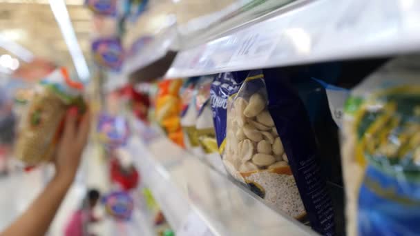 Compras. Mulher Escolhendo Alimentos Saudáveis no Supermercado — Vídeo de Stock