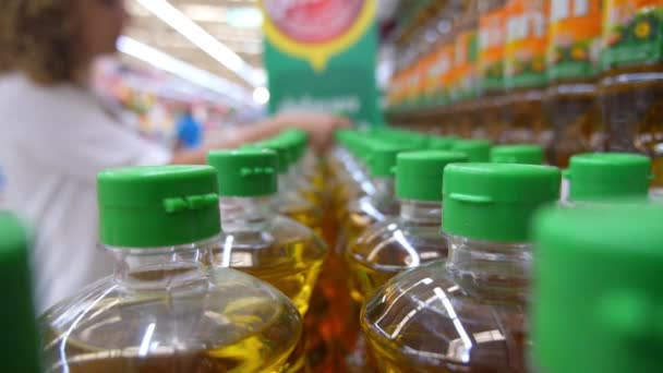 Frau kauft Sonnenblumenöl im Supermarkt — Stockvideo