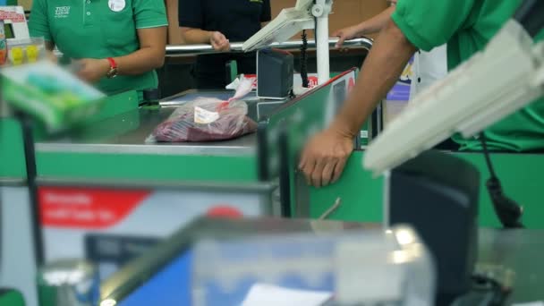 TAILANDIA, KOH SAMUI, 23.07.2015 - Clientes de Checkout Lane pagan por comida en el supermercado — Vídeo de stock