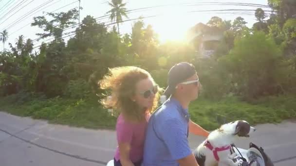 Happy Young Couple Riding Scooter avec chien — Video