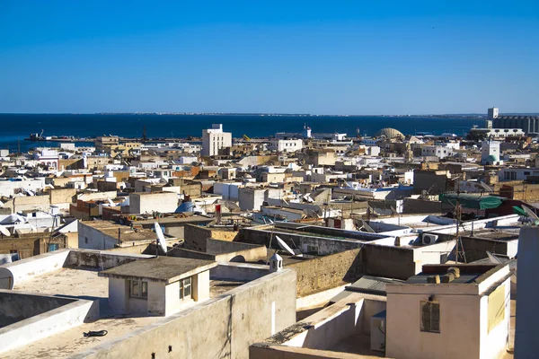 Küçük bir kasabada rooftops üzerinde göster