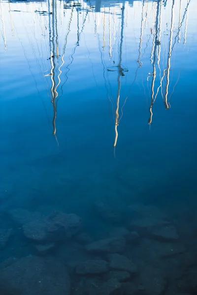 Masten weerspiegeld in het zeewater — Stockfoto