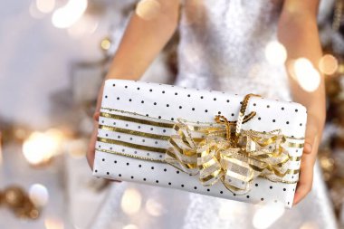 Bir çocuğun elinde Noel hediyesi