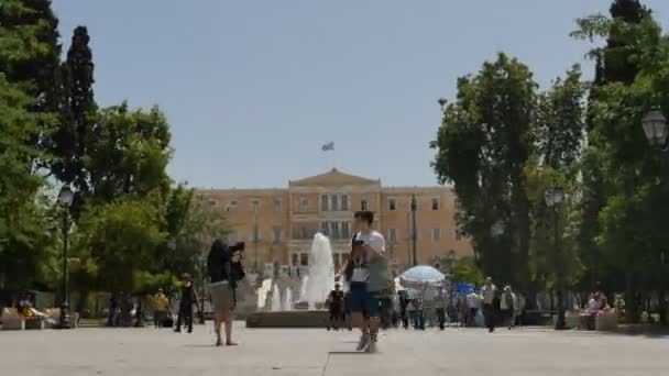 Mei 30 2016 Athene, Griekenland. Grieks parlementsgebouw op het Syntagma plein - follow focus time-lapse — Stockvideo