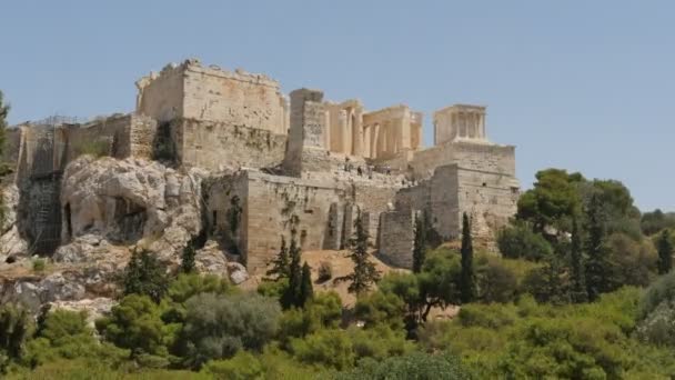 30 maggio 2016 Atene, Grecia. Acropoli ad Atene della Grecia con turista lontano - time lapse follow focus — Video Stock