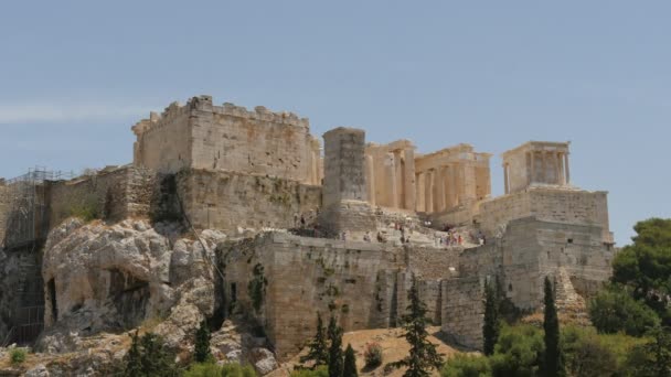 30 de maio de 2016 Atenas, Grécia. Acrópole em Atenas da Grécia com turista longe - lapso de tempo — Vídeo de Stock