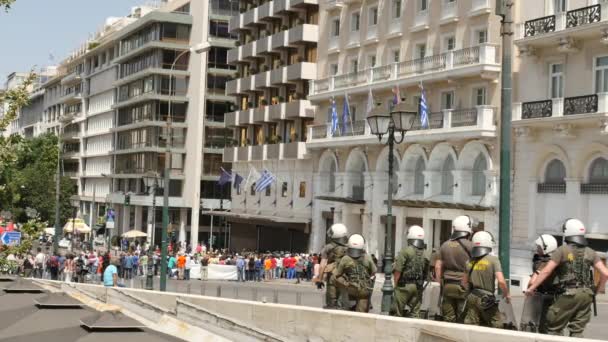 Forças policiais controlam situação com manifestantes em Atenas — Vídeo de Stock