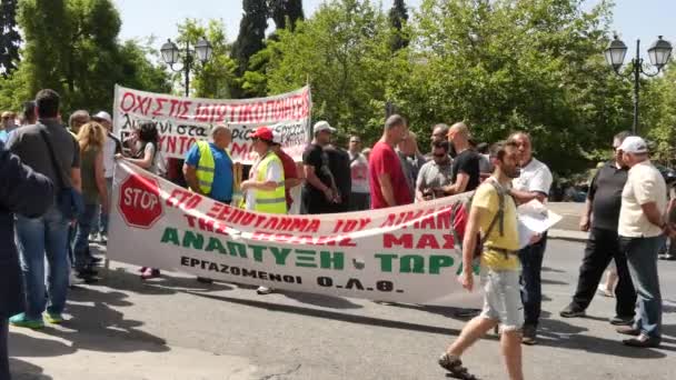 Pueblo griego con pancartas protesta en el centro de Atenas — Vídeo de stock