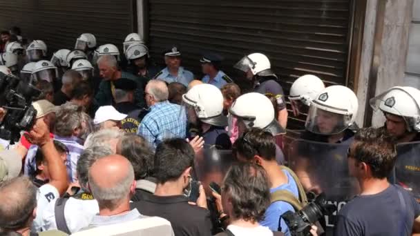 Multitud de personas y policías en uniformes en el centro de Atenas — Vídeos de Stock