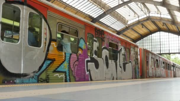 30 maja 2016 Ateny, Grecja. Odlotu i przylotu hyperlapse pociąg w metrze Athen — Wideo stockowe