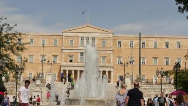 Mei 30 2016 Athene, Griekenland. Grieks parlementsgebouw op het Syntagma plein - follow focus time-lapse — Stockvideo