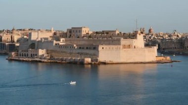 Valletta kale odaklanmak için panorama yavaş takip mesafe ağır çekim vurdu