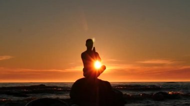 Adam dua ve ibadet için deniz sallayarak Island'ın güneşte