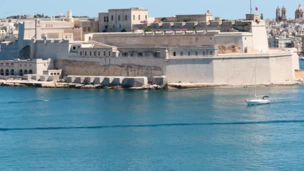 Valletta Fort en wateren met drijvende jacht - dolly schot — Stockvideo