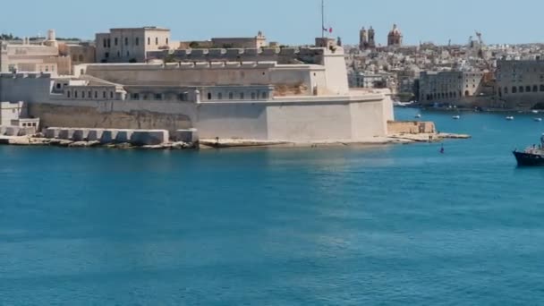 Hiperlapso a lo largo de la costa de La Valeta con muchos barcos flotantes — Vídeo de stock