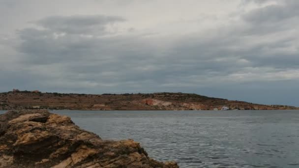 Nubes lluviosas en el paisaje maltés y rocas minerales - lapso de tiempo — Vídeo de stock