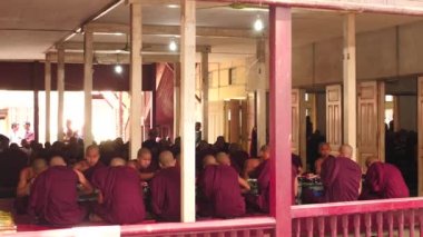 8 Mart 2016 Myanmar Mandalay şehir manastırda keşişler yemek