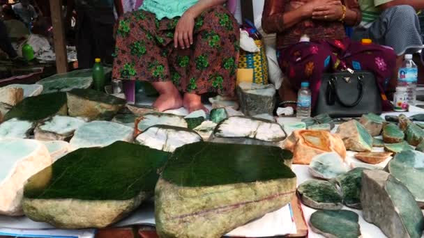 9. märz 2016 jadehändler weiblich und viele steine in mandalay stadt myanmar — Stockvideo