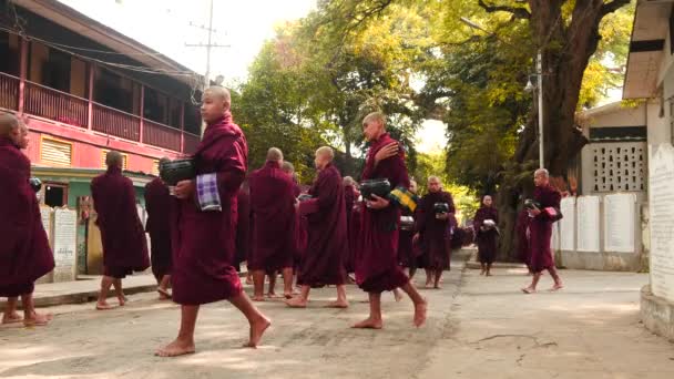 Mars 6 2016 munkar bildandet och parade nära klostret i Myanmar, Mandalay — Stockvideo