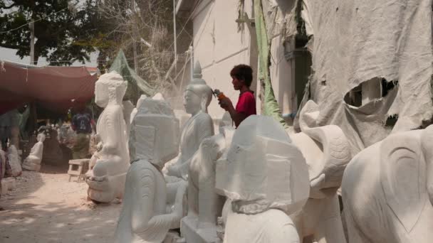 6 mars 2016craftsman skära Buddha staty från marmor i Mandalay Burma — Stockvideo