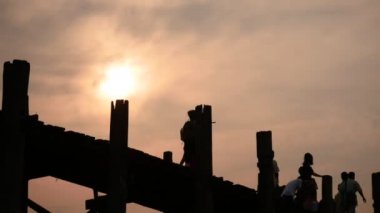 Myanmar insan siluetleri günbatımı closeup zaman atlamalı, Bridge'de U olmak 