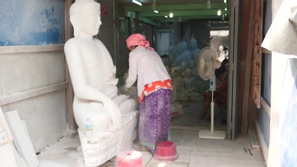 Mars 4 2016 kvinna arbetar med marmor Buddha-statyn i Tampawaddy inkvartera av Mandalay, Myanmar — Stockvideo