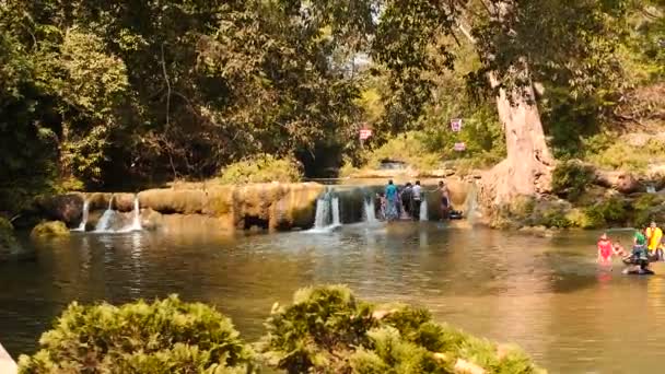 8. marts 2016 Folk rekreation nær Anisakan Falls (Pyin Oo Lwin) i Myanmar hyperlapse – Stock-video