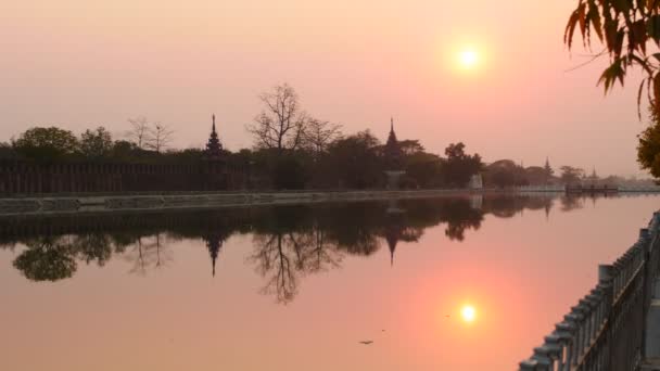 ロイヤル パレス シルエットを望むミャンマー マンダレーの夕日 — ストック動画