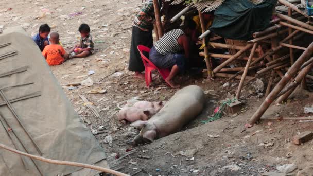 Março 8 2016 Aldeia em Myanmar perto de Mandalay - vida de pessoas pobres - vista superior — Vídeo de Stock