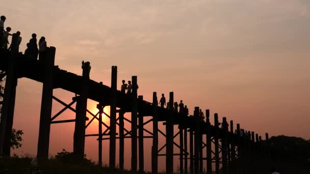 U Bein bridge människor silhuetter på sunset smidig dolly skott w ljud — Stockvideo