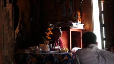4 Mart 2016 keşiş Buddhistic Manastırı cemaat ile. Myanmar, Nyaungshwe