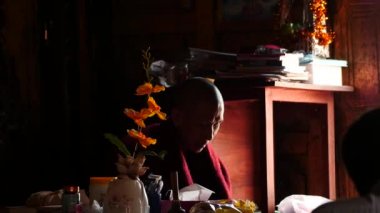 4 Mart 2016. Myanmar, Nyaungshwe. Keşiş Buddhistic Manastırı closeup cemaat ile