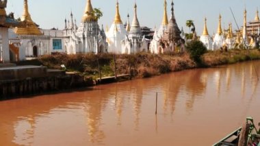 Inle Gölü Myanmar güzel pagodadan Manzaralı 3 Mart 2016.Moving tekneler
