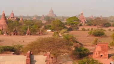 Dolly panoramik eski Bagan pagodadan Myanmar vurdu