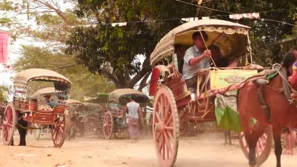 Maart 4 2016. Paarden met wervelende rijtuigen in Myanmar dorp in de buurt van Mandalay — Stockvideo