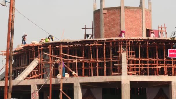 3 marzo 2016.I lavoratori costruiscono una nuova Pagoda in Myanmar, girata vicino al lago Inle del Myanmar . — Video Stock