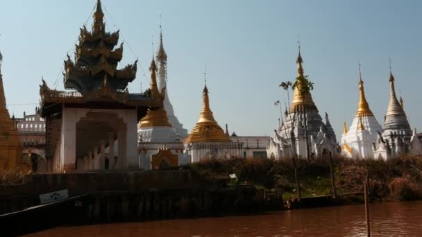 3 březen 2016. Spuštění lodě v Inle lake Myanmar s výhledem na pěkný pagod — Stock video