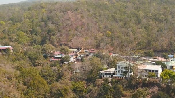 Myanmar vista aérea del paisaje desde la colina de Popa - Pagodas, casas, naturaleza — Vídeos de Stock