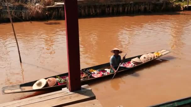 4 marca 2016 sprzedawca z pływających rynku w Mjanmie na Inle lake w pobliżu Neuangshwe — Wideo stockowe