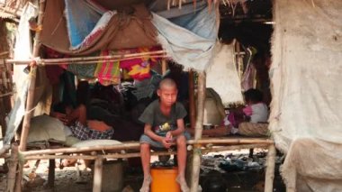 28 Şubat 2016 Yangon, Myanmar. Yoksul insanların ve Yangon, Myanmar yakınındaki kulübenin çocuklarda