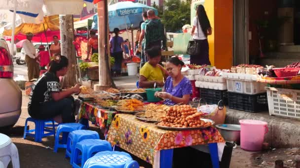 Februari 27 2016 Yangon, Myanmar. Mat-och dring och handeln i staden. 3 video sequence — Stockvideo