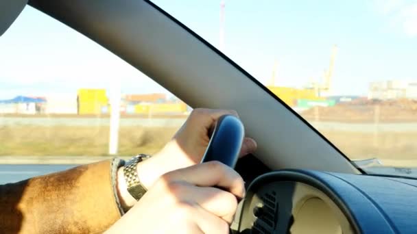 Řidič autem auto zblízka s průmyslovými na pozadí — Stock video