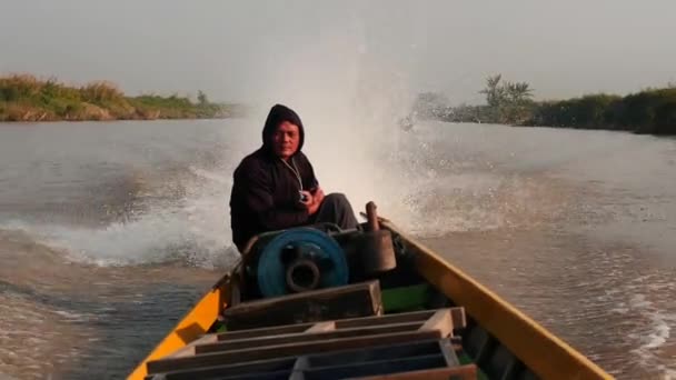 Mars 5 2016 Myanmar, Nyaungshwe. Navigatören av liten passagerarbåt på Inle lake - inuti Visa — Stockvideo