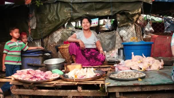 28 февраля 2016 Янгон, Мьянма. продавец мяса и маленькое уличное кафе - продавец общается с клиентом. 2 видео последовательности — стоковое видео