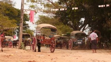9 Mart 2016 Myanmar, Mandalay. Atlarla Mandalay - 2 video sıra yakınlarındaki kasabada harnessed küçük yük arabalar