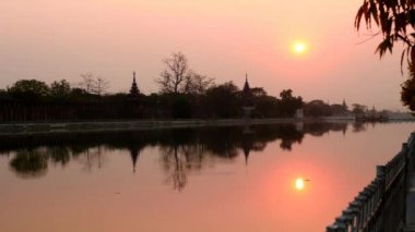 Myanmar Mandalay günbatımında Royal palace siluet görünümü ve gece Mandaly Tepesi manzaran - 2 videoları