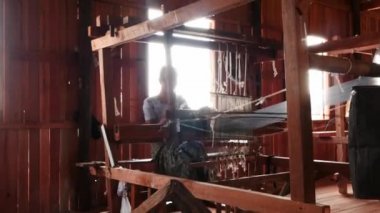 3 Mart 2016 Nyaungshwe, Myanmar. Tekstil üzerinde çalışan kadınlar kapalı - birkaç video sıra makine