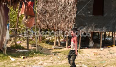 28 Şubat 2016 Yangon, Myanmar. Bir köyde futbol oynayan çocuklar
