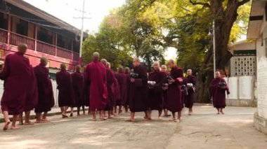 9 Mart 2016 Myanmar, Mandalay rahipler oluşumu ve geçit monastery - 2 video sıra yakınındaki
