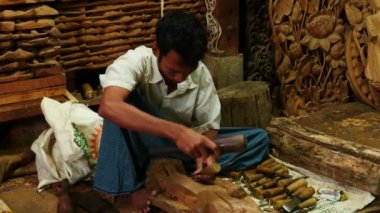 9 Mart 2016 Myanmar, Mandalay. Teak ahşap parça - birkaç video sıra Buddha heykelinden yapma esnaf